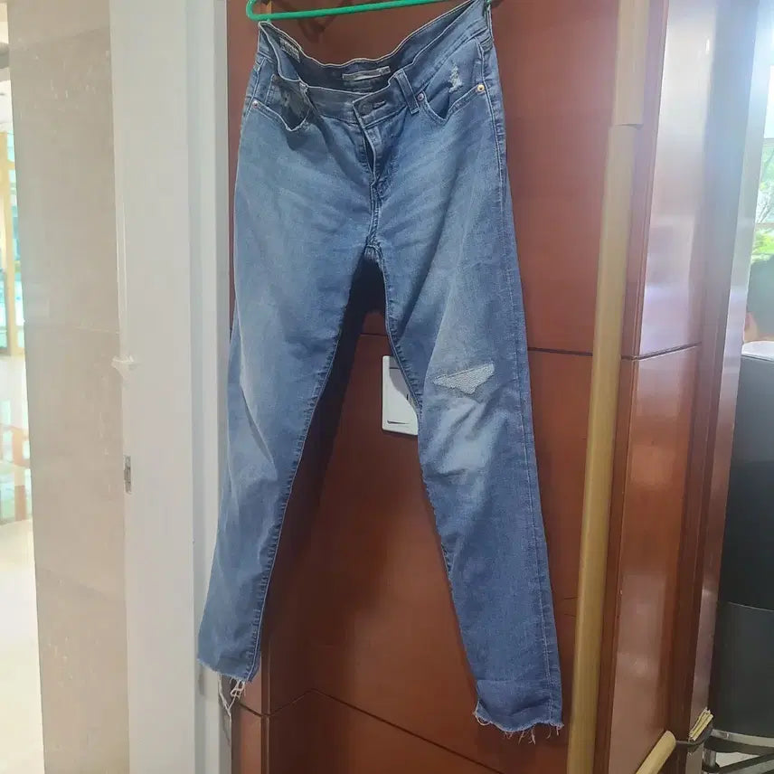 [BUNJANG] Levi's Women's Distressed Cut-off Jeans Size 27 / 리바이스 여성 청바지 27사이즈 컷팅 데미지