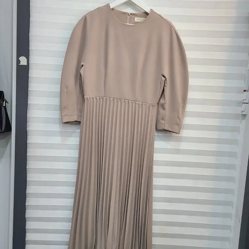[BUNJANG] Daily Look Brand Beige Pleated Long Dress / 데일리룩(내수브랜드)원피스