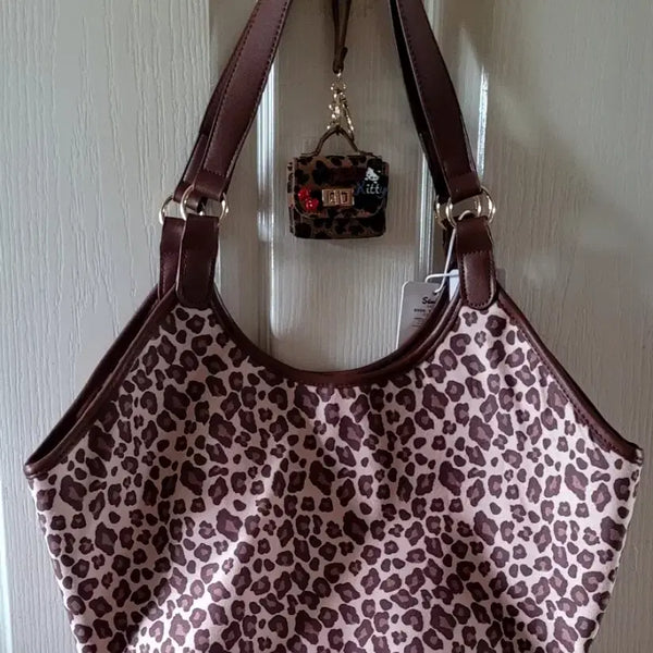 [BUNJANG] Sanrio Authentic Hello Kitty Leopard Pattern Shoulder Bag & Keyring Pouch Set / 산리오 정품 헬로키티 레오파드 패턴 숄더백/키링 파우치 세트(새상품)