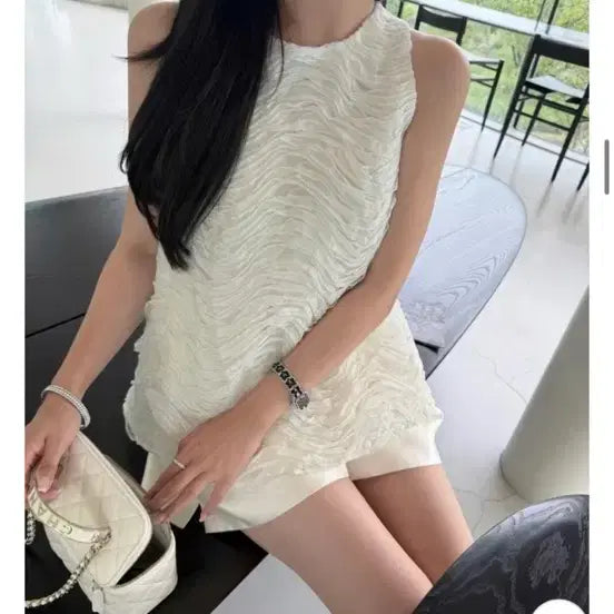 [BUNJANG] Flare Sleeveless Blouse / 플레어 나시 블라우스