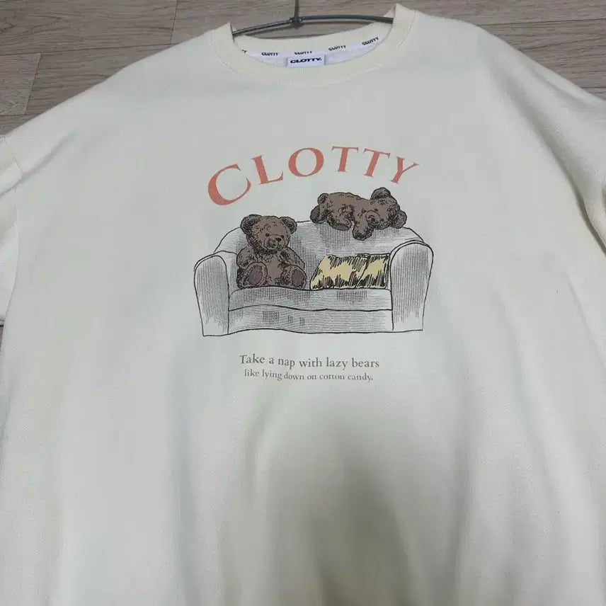 [BUNJANG] Clotty Bear Sweatshirt Ivory / 클로티 베어 맨투맨 아이보리