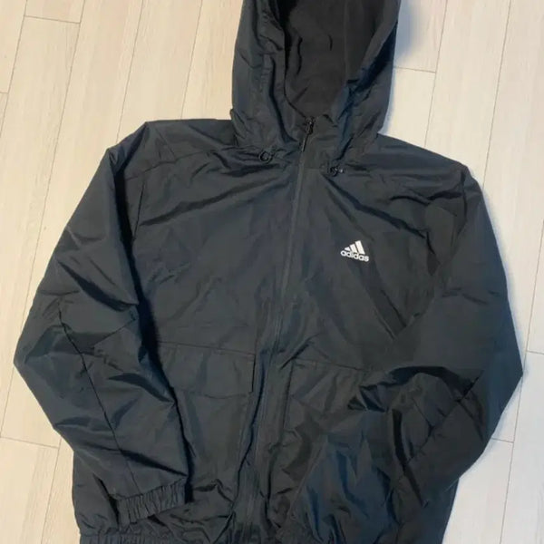 [BUNJANG] Adidas Utility Woven Jacket Black Size L (100) / 새상품급) 아디다스 유틸리티 우븐 바람막이 재킷 사이즈 100 L출시가: 139,000원소재 및 특징: 남성용 숏길이 플리스 및 우븐 혼용, 후드 디자인, 블랙 색상여러