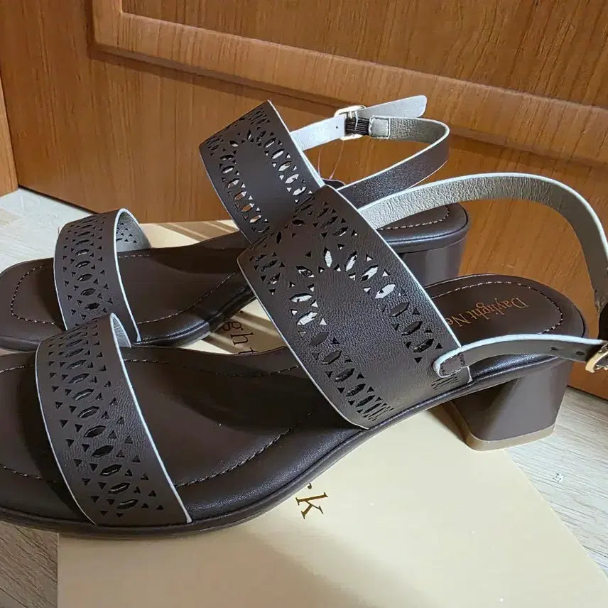 [BUNJANG] Daylight Newyork Brown Leather Perforated Heel Shoes (250mm) / (새상품)<데이라잇뉴욕>성수동 수제화 소가죽 펀칭구두..브라운(250mm)