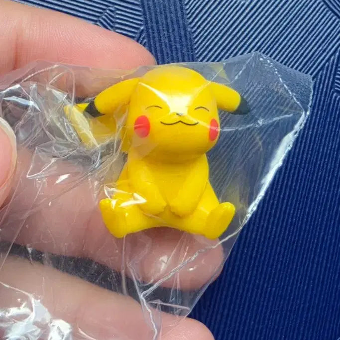 [BUNJANG] Pokemon Monster Ball Ice Pikachu Figure / 포켓몬 몬스터볼아이스 쓰담쓰담 피카츄 피규어