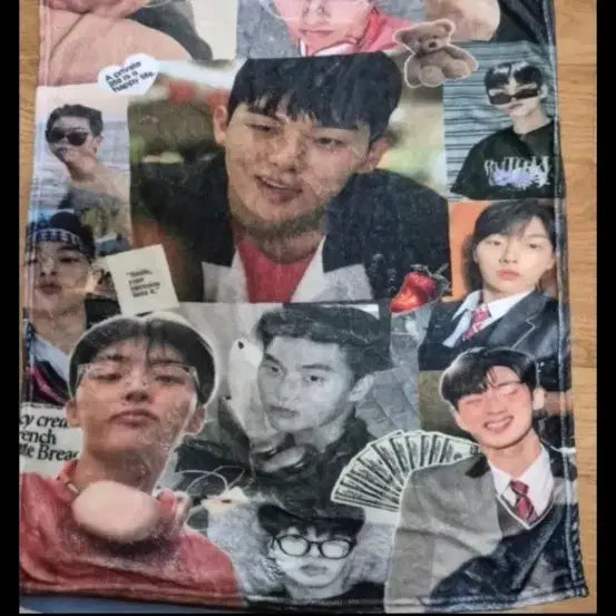 [BUNJANG] Choi Hyun-wook Fan-made Photocard Blanket / 보내주신 이미지는 배우 최현욱의 다양한 사진을 콜라주하여 제작한 팬메이드 굿즈 담요(포토 보들 담요)입니다.