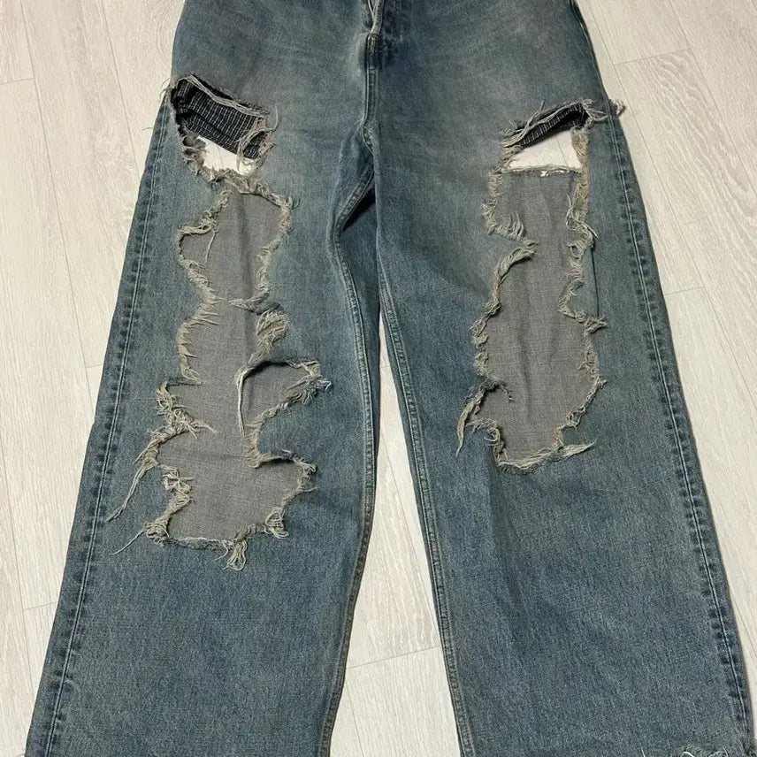 [BUNJANG] Balenciaga Boxer Distressed Denim Pants / 발렌시아가 복서 디스 데님팬츠