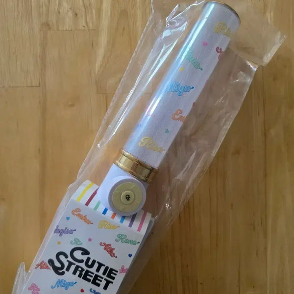 [BUNJANG] Cutie Street Lightstick Bundle with Emiri Astar, 3 Standard Albums, and Bonus Gifts / 큐스토 큐티스트릿 cutie Street 응원봉 / 에미루 아크스타 / 통상반 앨범 3종 + 보너스 사은품