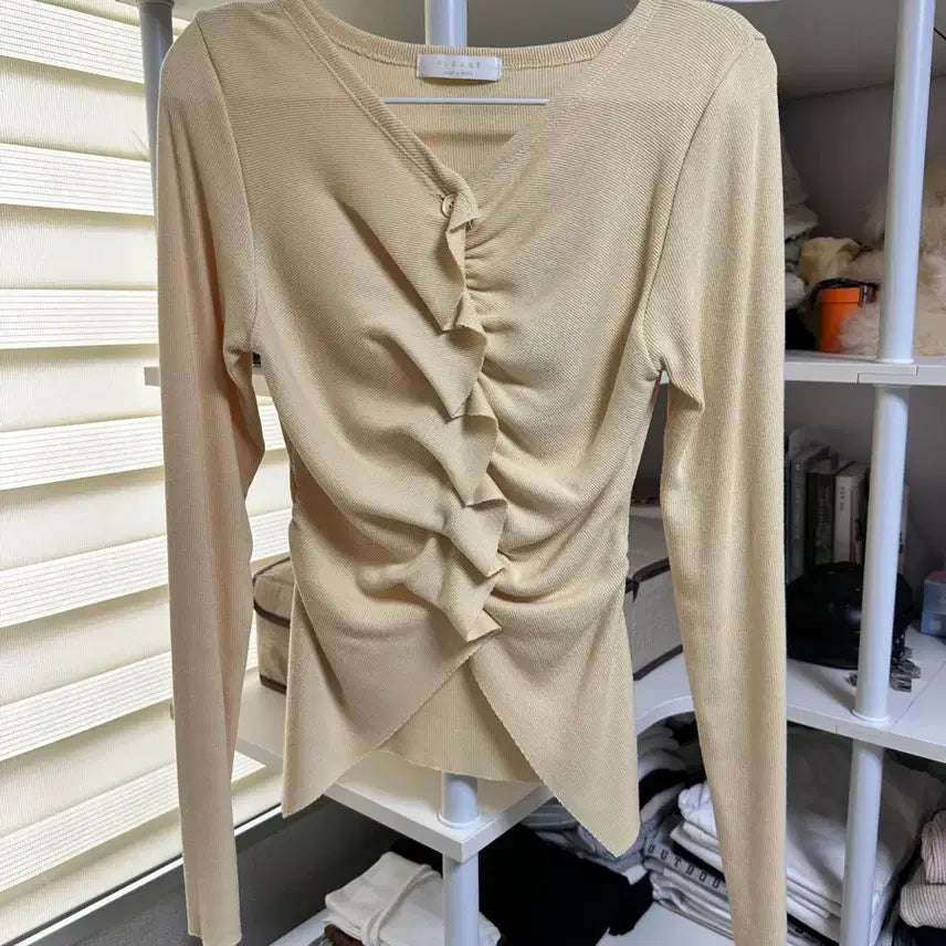 [BUNJANG] Rich Mood Shirring V-Neck Knit Cardigan Beige / (새제품) 리치무드 셔링 브이넥 니트 베이지 가디건