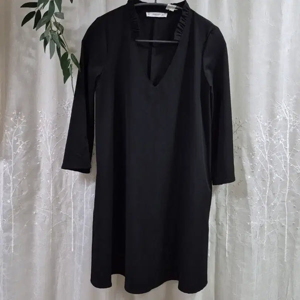 [BUNJANG] Black V-Neck Mini Dress with Frill Detail / 검정색 브이넥 원피스