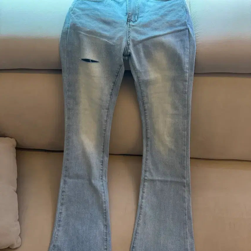[BUNJANG] Light Wash Denim Bell Bottoms with Built-in Hip Pads / 골반패드있는 연청바지