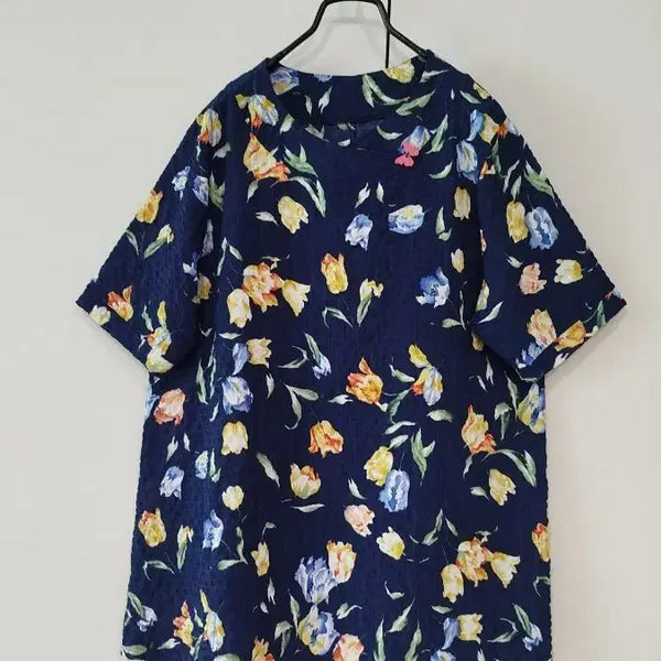 [BUNJANG] Navy Floral Embossed Cool Fabric Blouse / 네이비 바탕 꽃 나염 엠보 쿨원단 목라인과 밑단 사선 예쁜 블라우스