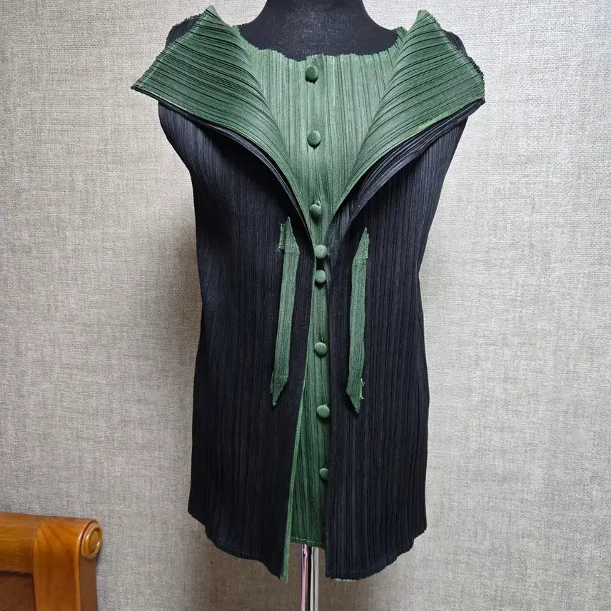 [BUNJANG] Pleated Black and Green Colorblock Sleeveless Vest / 플리츠 블랙그린배색 민소매베스트
