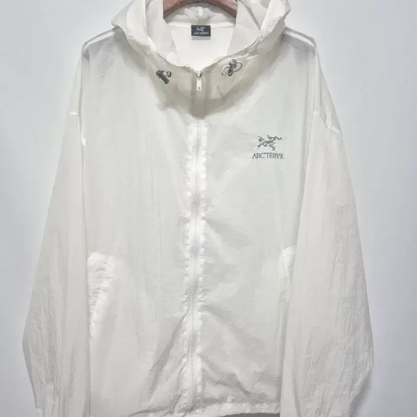 [BUNJANG] Arc'teryx Logo Windbreaker White (XL-2XL) / (XL~2XL) 아크테릭스 로고 바람막이 흰색