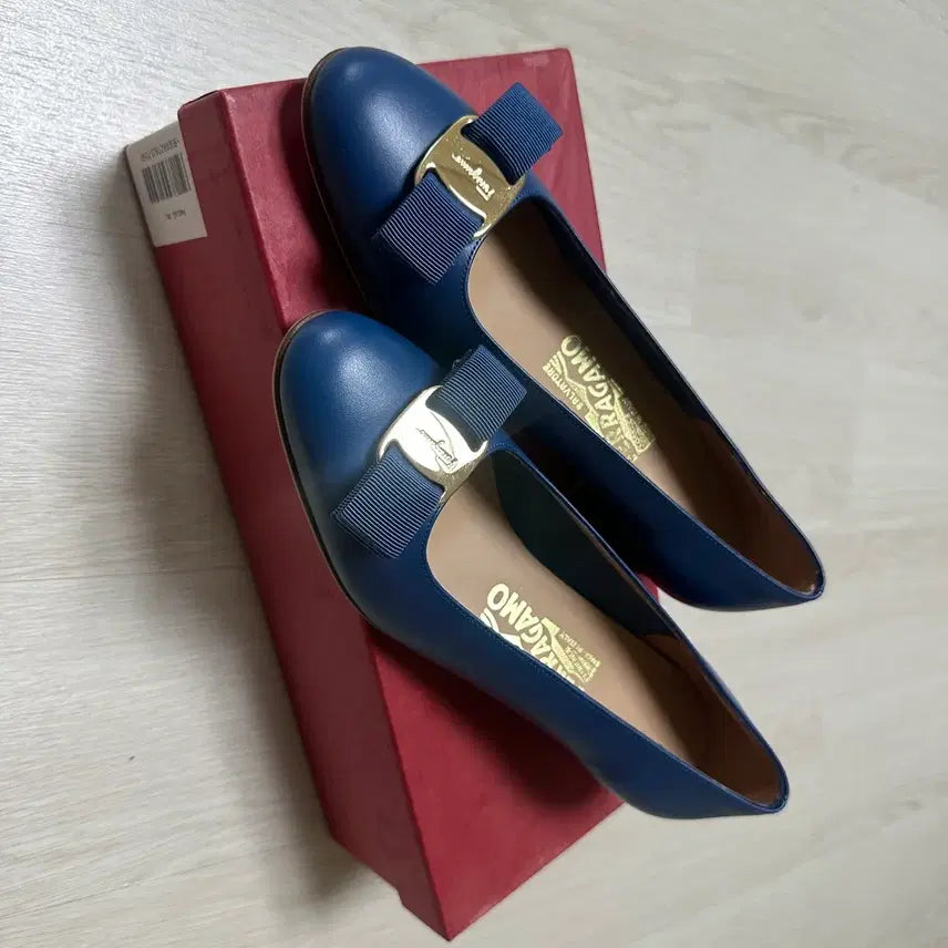 [BUNJANG] Salvatore Ferragamo Vara Flat Shoes Navy / 페라가모 바라 플랫 슈즈 네이비