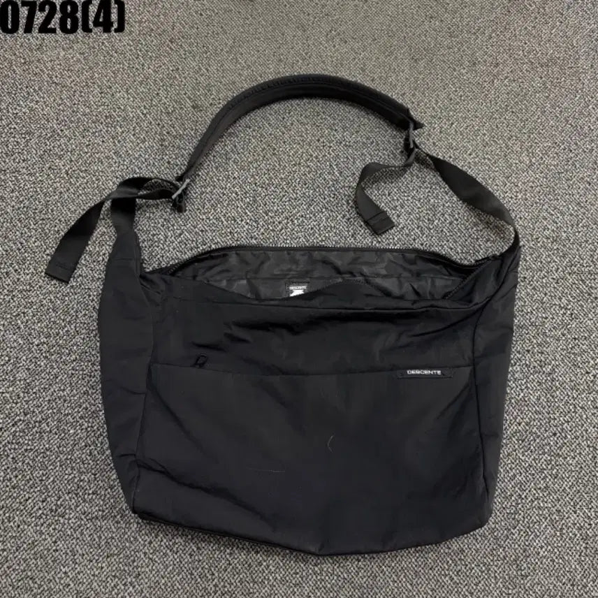 [BUNJANG] Descente Messenger Bag Black / 데상트 메신저백 블랙