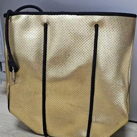 [BUNJANG] Gold Punching Scrunch Bag / 골드 펀칭 스크런치 백