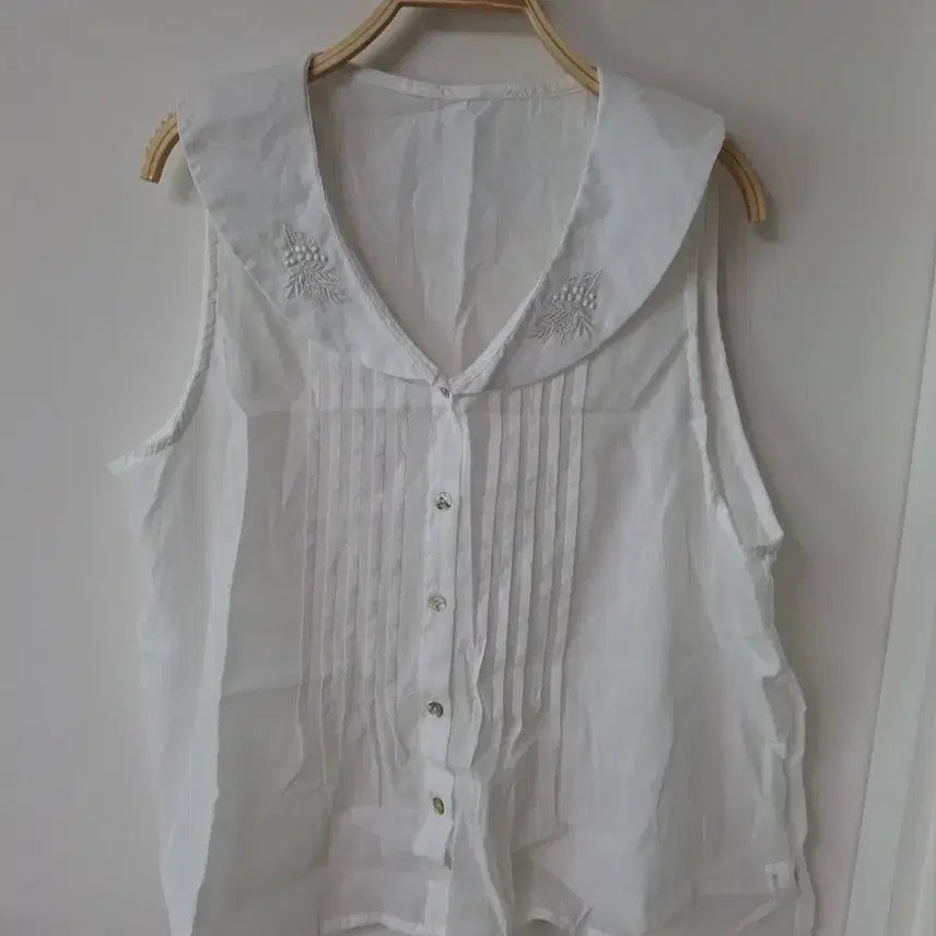 [BUNJANG] White Sleeveless Blouse with Shirring and Collar (Size 66-77) / 민소매 블라우스 흰색 셔링 카라66~77