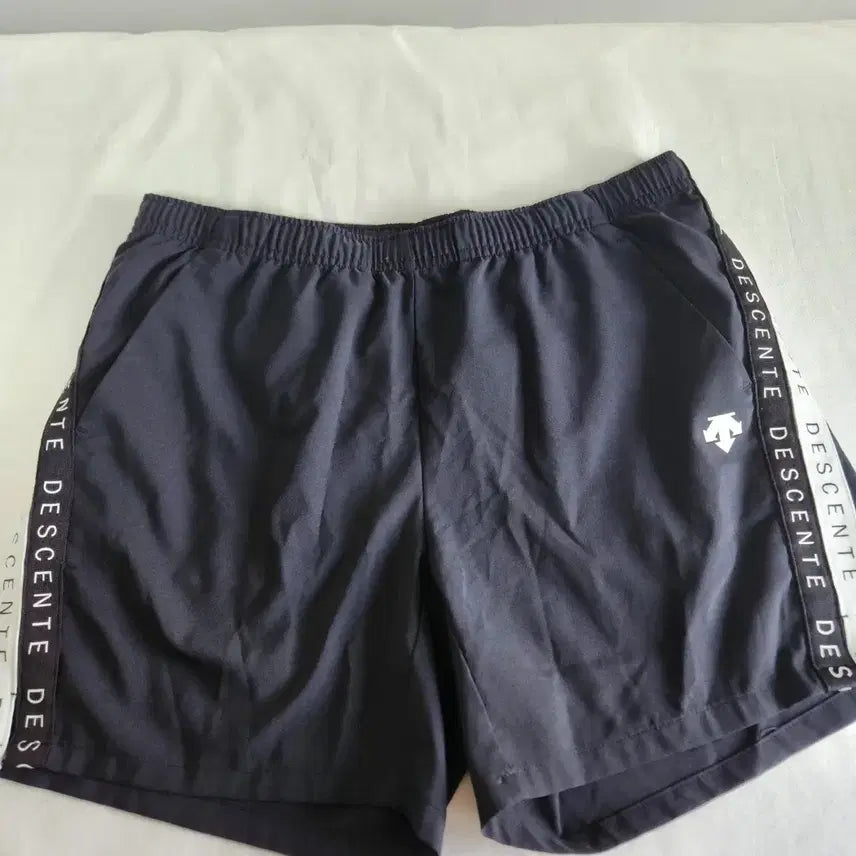 [BUNJANG] Descente Black Line Shorts / 데상트 블랙 라인 반바지