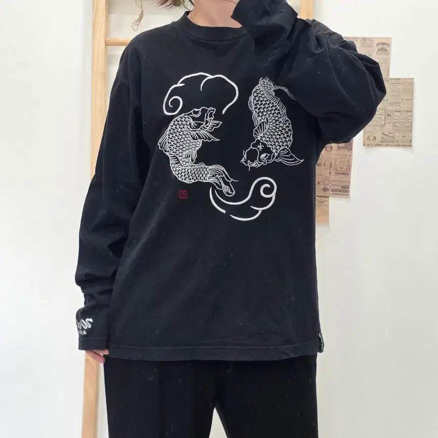 [BUNJANG] GONG DOWN Oriental Carp Embroidery Long Sleeve T-Shirt Size M / [프립]M/공동 GONG DOWN 오리엔탈 잉어 자수 긴팔티