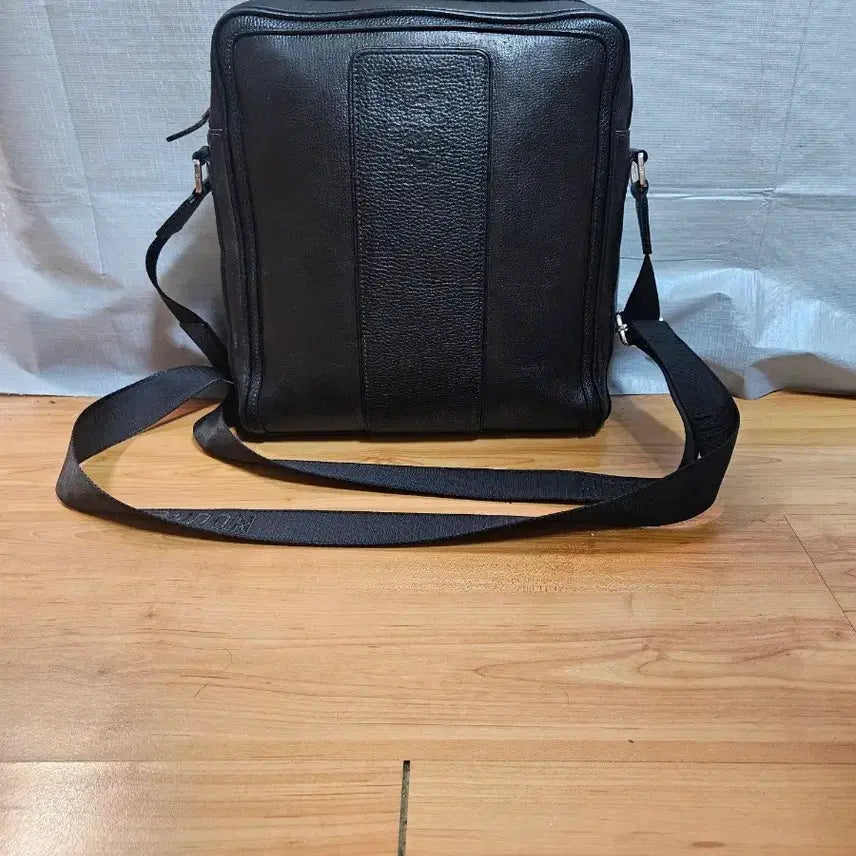 [BUNJANG] Daks Leather Crossbody Messenger Bag / daks 닥스 레더 크로스백. 메신저백 가방