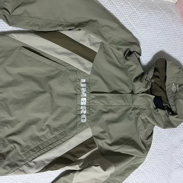 [BUNJANG] Umbro Colorblock Hooded Anorak Windbreaker Khaki / 엄브로 컬러블록 후드 아노락 바람막이 카키 95