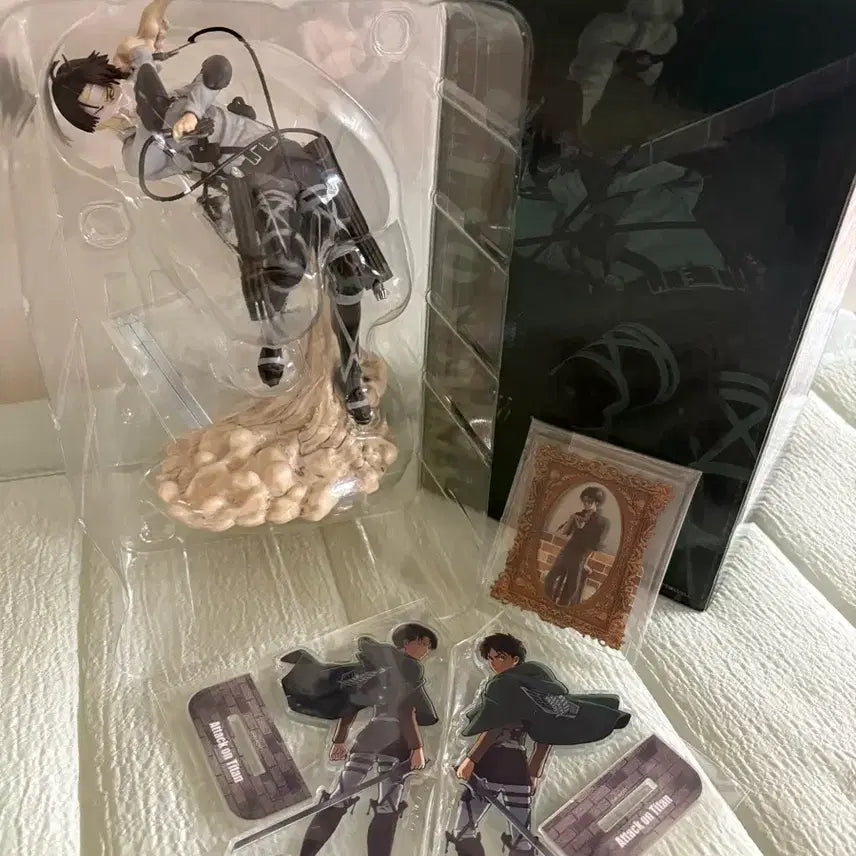 [BUNJANG] Attack on Titan Ichiban Kuji B Prize "Ground Roar" Levi Figure & Levi/Eren Acrylic Stand Bundle Set / 진격의 거인 제일복권 B상 땅울림 리바이 피규어 리바이+에렌 아크릴 스탠드