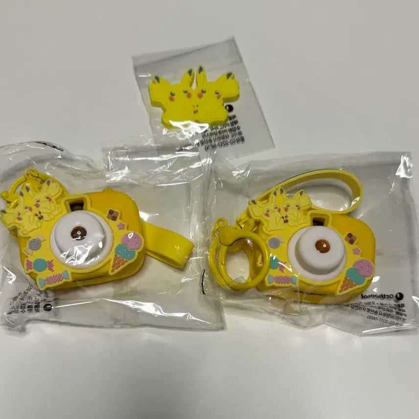 [BUNJANG] Pokemon Pikachu Camera Keychain 2-Piece Set & Pikachu Magnet Bundle (Sealed) / 미개봉) 포켓몬 피카츄 카메라 키링 2개 피카츄 마그넷 일괄