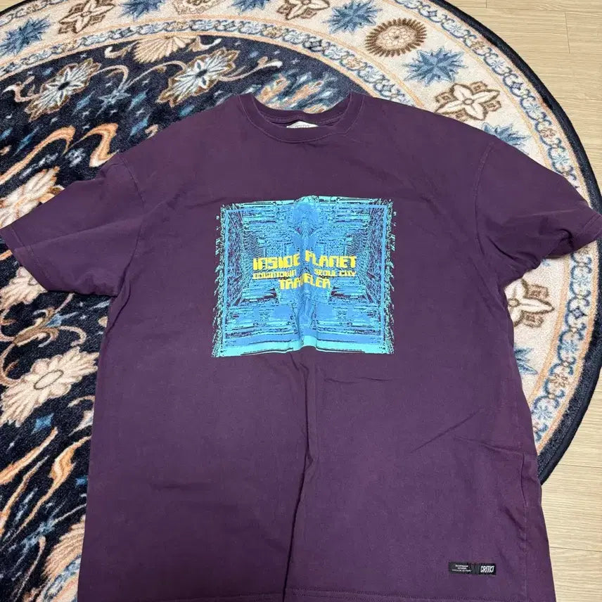 [BUNJANG] Critic Purple Graphic Short Sleeve T-Shirt / 크리틱 반팔티