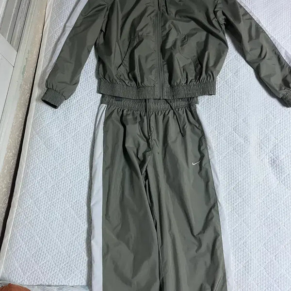 [BUNJANG] Nike Sportswear Classic Woven UV Windbreaker Set - Women's M / 나이키 스포츠웨어 클래식 우븐 UV 바람막이 셋업 세트 여성 M 라이트아미