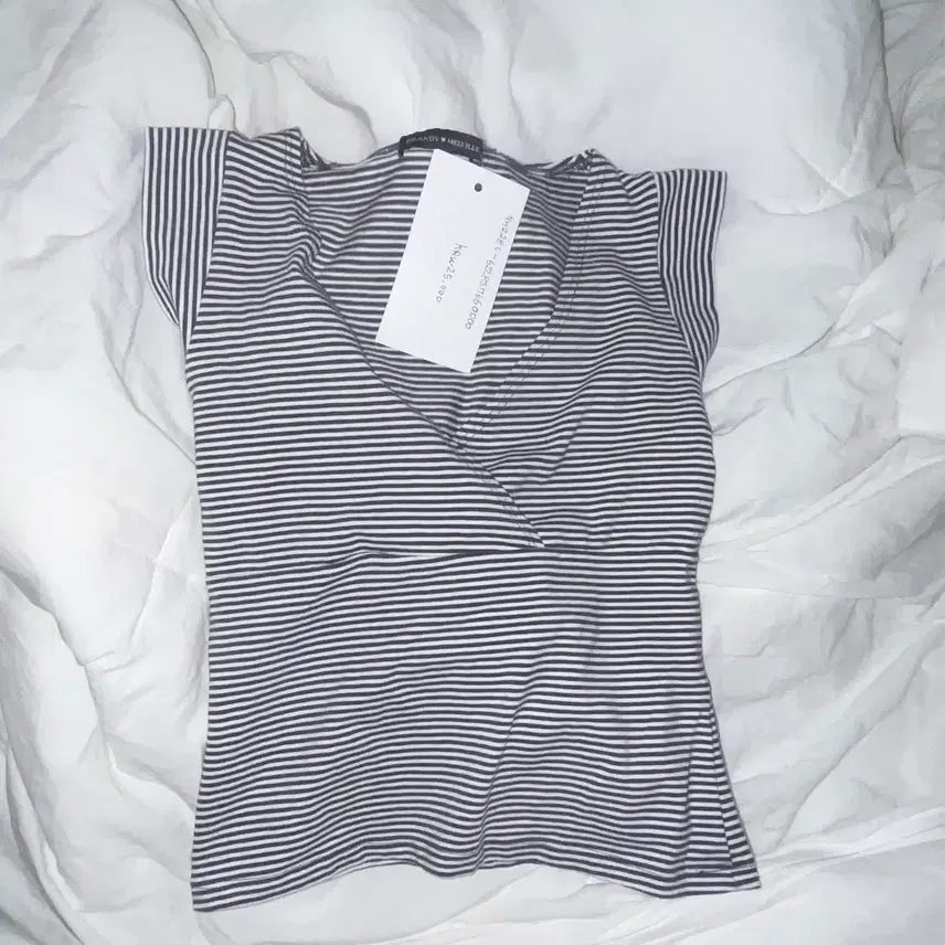 [BUNJANG] Brandy Melville Striped V-Neck Tank Top / 브랜디멜빌 브이넥 나시 새상품