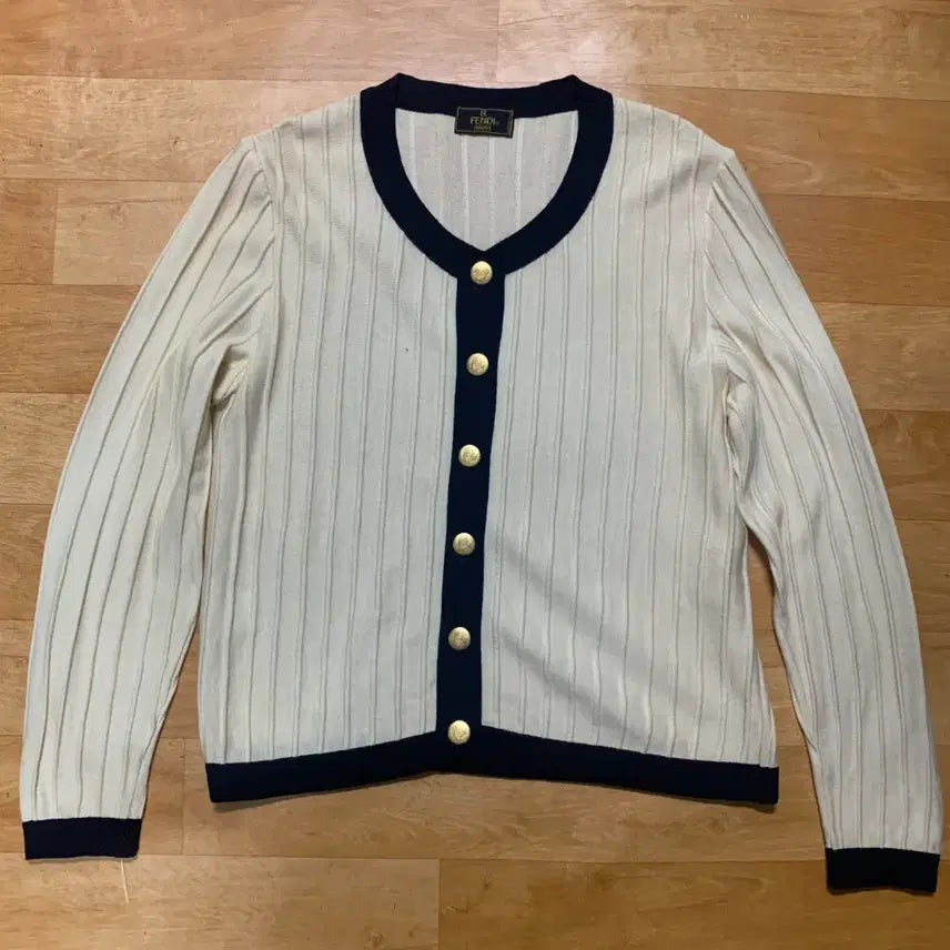 [BUNJANG] Fendi Maglia Round Neck Gold Button Cardigan (Wool) Size 46 / FENDI MAGLIA 펜디 마글리아 라운드넥 금장버튼 카디건(울)