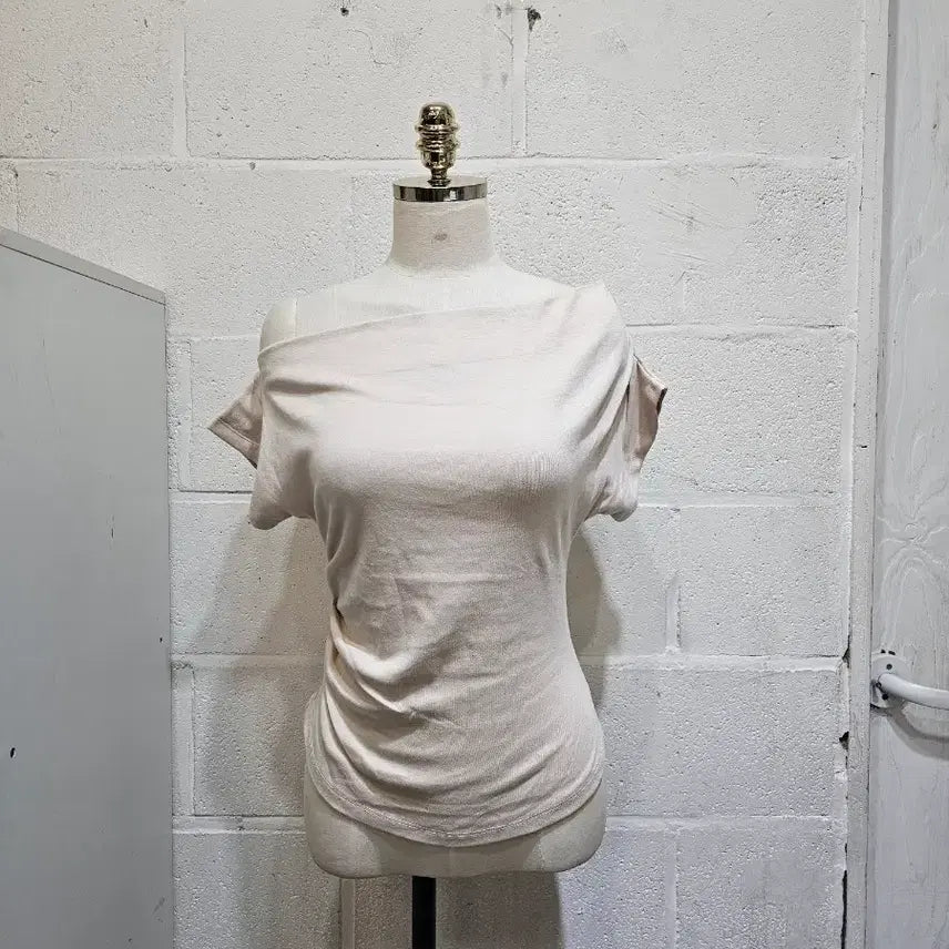 [BUNJANG] One-Shoulder Shirring Off-Shoulder Basic Short-Sleeve T-Shirt - Beige / 한쪽셔링 오프숄더 부드러운 무지 반팔- 베이지