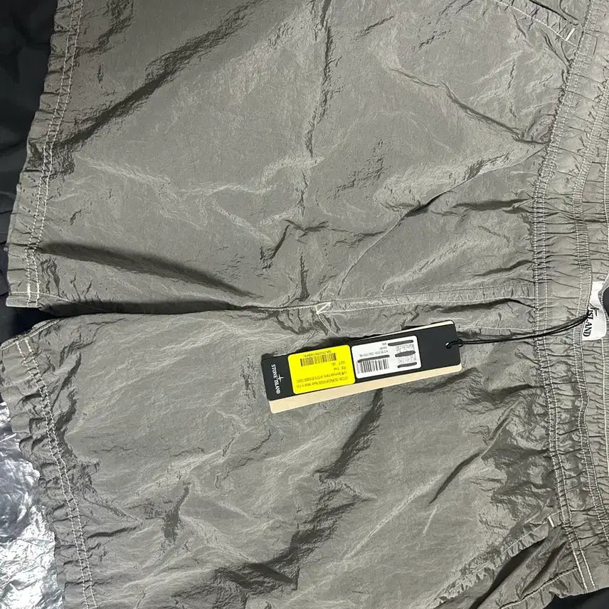 [BUNJANG] Stone Island Nylon Metal ECONYL Regular Fit Swim Trunks Pearl Grey / 스톤 아일랜드 반바지 (새상품)B100009 나일론 메탈 에코닐 포켓 디테일 레귤러 핏 스윔 트렁크 펄 그레이 - 25SS