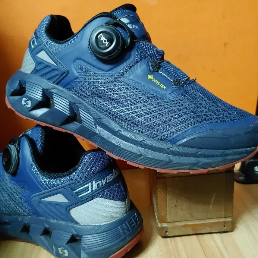 [BUNJANG] NEPA GORE-TEX Boa Trekking Shoes (Marked 250, Recommended 245) / 네파 고어텍스 보아 트레킹화(표기250 추천사이즈245)