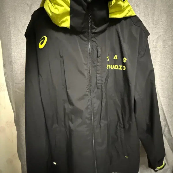 [BUNJANG] ASICS x IVE STUDIO Collaboration Windbreaker Jacket / 아식스 아이앱 스튜디오 콜라보 바람막이