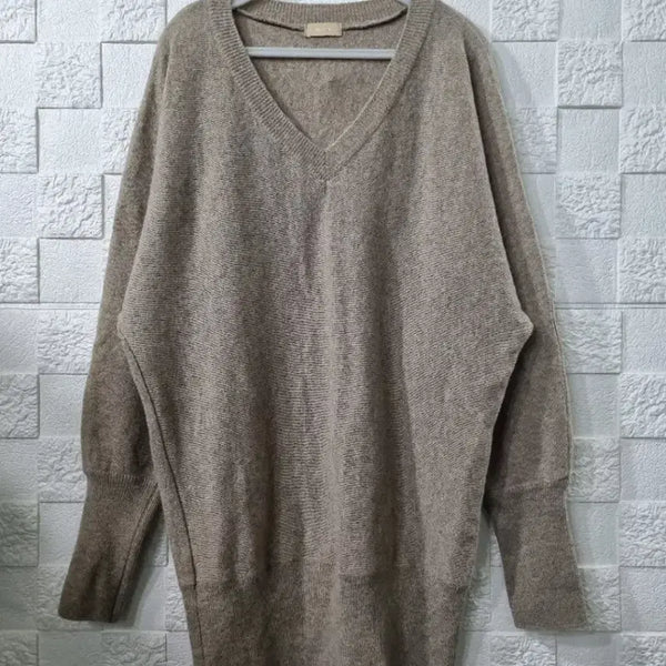 [BUNJANG] Beige V-neck Knit Sweater (Cashmere Blend) / 베이지색 브이넥 니트 스웨터 (55-66 캐시미어니트)