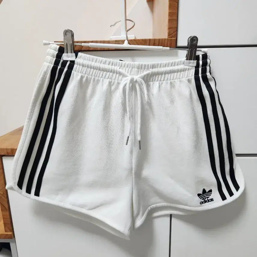 [BUNJANG] Adidas Three-Stripe Dolphin Shorts Sprinter Shorts / [미착용&새제품/반택무료] 아디다스 삼선 반바지 화이트 블랙 돌핀팬츠 스프린터 숏팬츠 (사이즈사진참고)