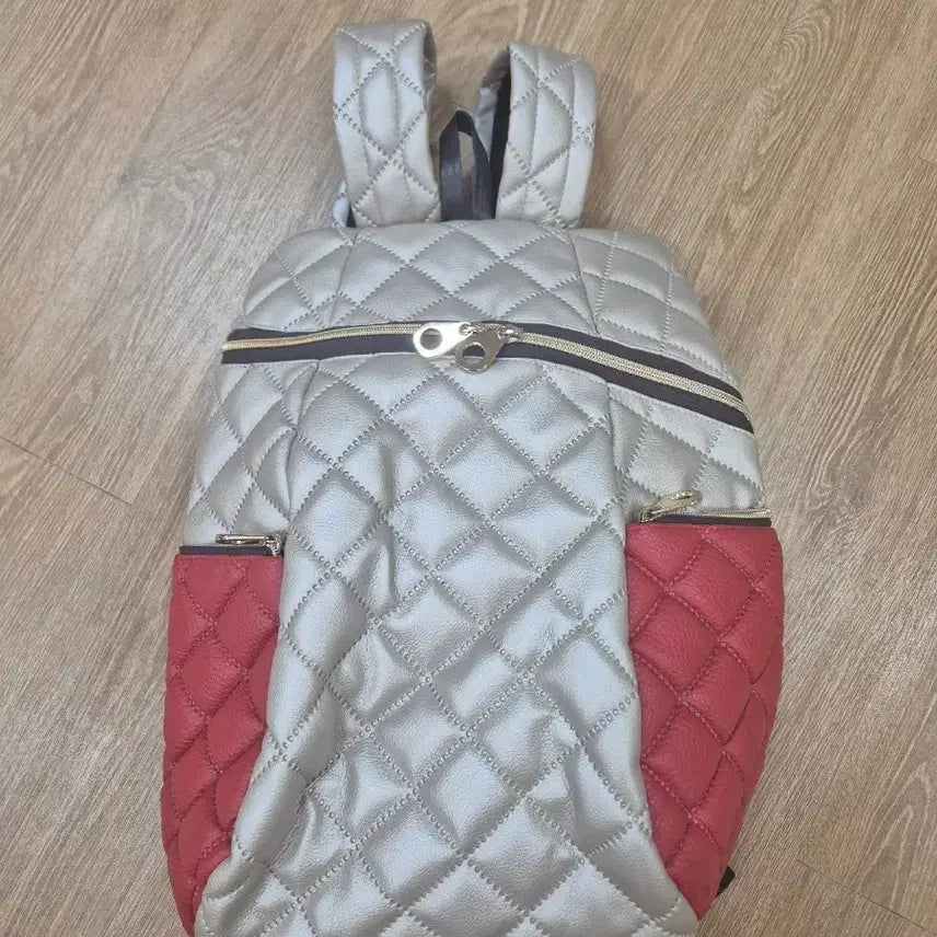 [BUNJANG] Quilted Backpack - Silver/Red / 실버/레드 컬러의 보세 퀄팅 백팩