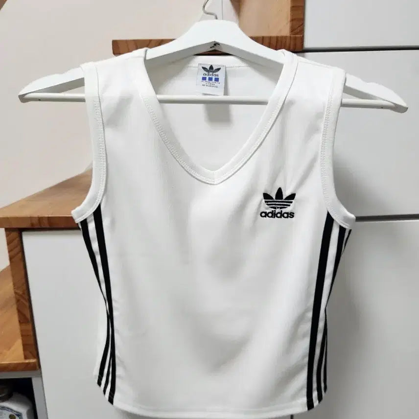 [BUNJANG] Adidas Logo White Three-Stripe V-Neck Sleeveless Top FREE / [미착용&새제품/반택무료] 아디다스 로고 흰색 삼선 브이넥 민소매 FREE(사이즈사진참고)