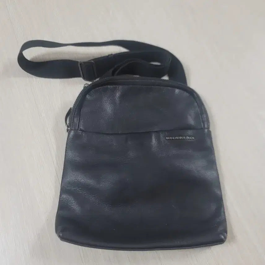 [BUNJANG] Mandarinaduck Black Leather Crossbody Bag / 만다리나덕 블랙 가죽 크로스백
