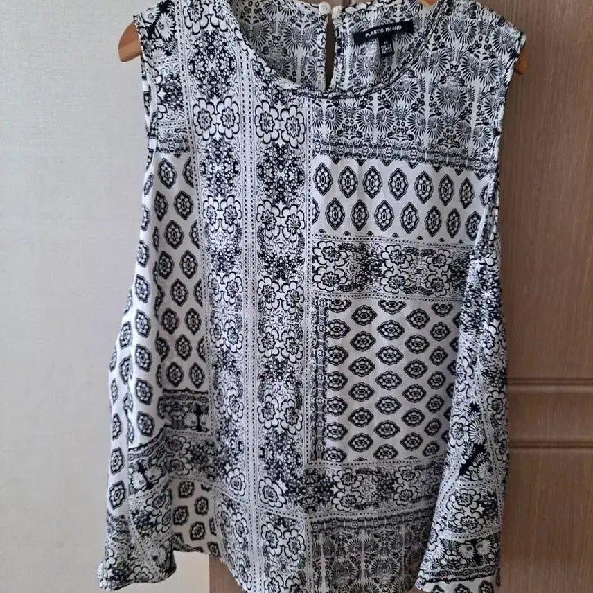 [BUNJANG] Plastic Island Sleeveless Blouse / 플라스틱 아일랜드 민소매 블라우스