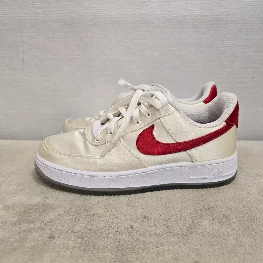 [BUNJANG] Nike Air Force 1 '07 Essential White Varsity Red Sneakers / 나이키 에어포스 1 '07 에센셜 화이트 바시티 레드 운동화 캐쥬얼화 250