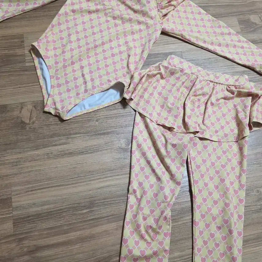 [BUNJANG] Children's Swimsuit Set with Yellow & Pink Heart Pattern / 아동용 수영복 세트 옐로우 핑크 하트 패턴