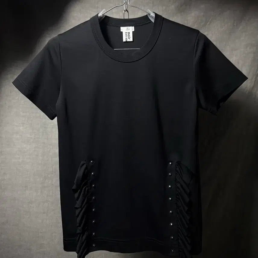 [BUNJANG] Noi Ke Ninomiya Ruffle Studded Short Sleeve T-Shirt / 느와 케이 니노미야 러플 스터드 반팔 티셔츠