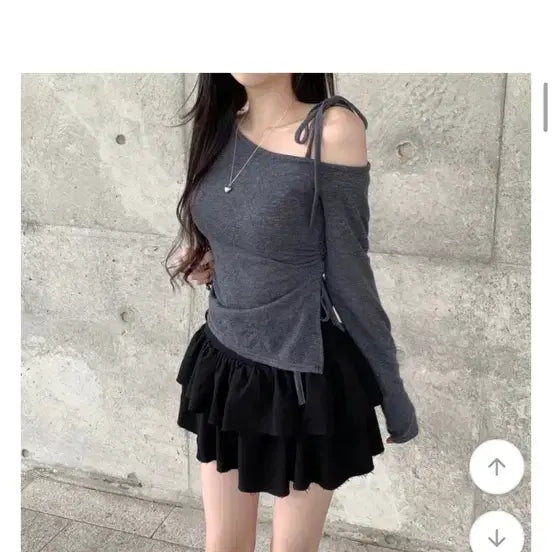 [BUNJANG] Jasmine Bell Strap Open One Shoulder Shirring Slit Long Sleeve T-Shirt Charcoal / [차콜]자스민벨 스트랩 오픈 원숄더 언발 셔링 트임 긴팔 티셔츠