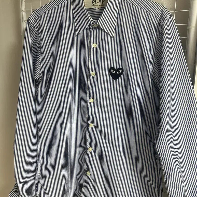 [BUNJANG] Comme des Garçons Blue Stripe Black Heart Women's Shirt - Size M / 사이즈M) 꼼데가르송 블루 스트라이프 블랙 하트 여성 셔츠