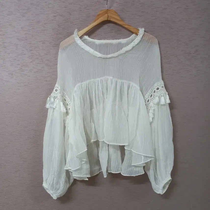 [BUNJANG] Ivory Lace Trim Shirring Unbalanced Blouse / B7-28/레이스배색 아이보리 셔링 언블란스 블라우스 여성