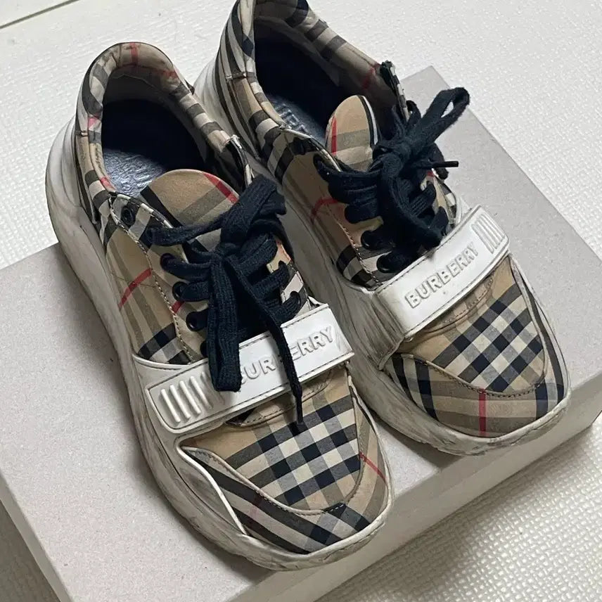 [BUNJANG] Burberry Signature Check Pattern Sneakers EU 41 (260mm) / 버버리 스니커즈 eu41(260)