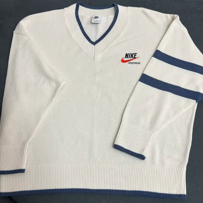 [BUNJANG] Nike Sportswear V-Neck Knit Sweater / (가격제안 환영) 나이키 스포츠웨어 니트