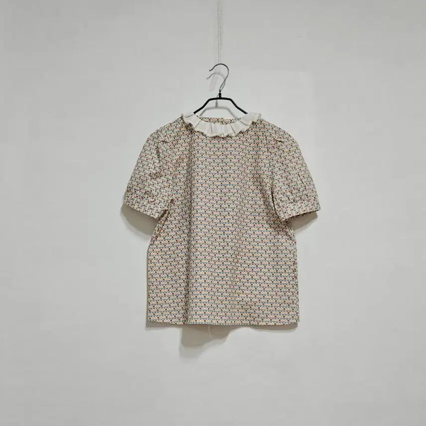[BUNJANG] Lace Collar Puff Sleeve Back Button Blouse / 레이스카라 뒷단추 블랏